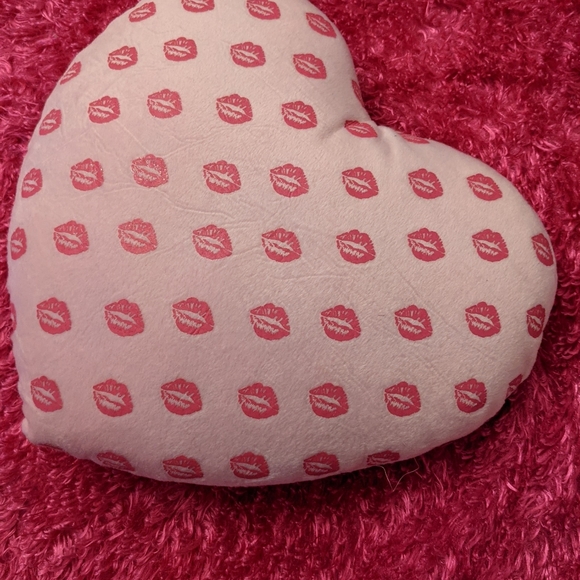 Playboy heart pillow with kisses - Picture 3 of 4